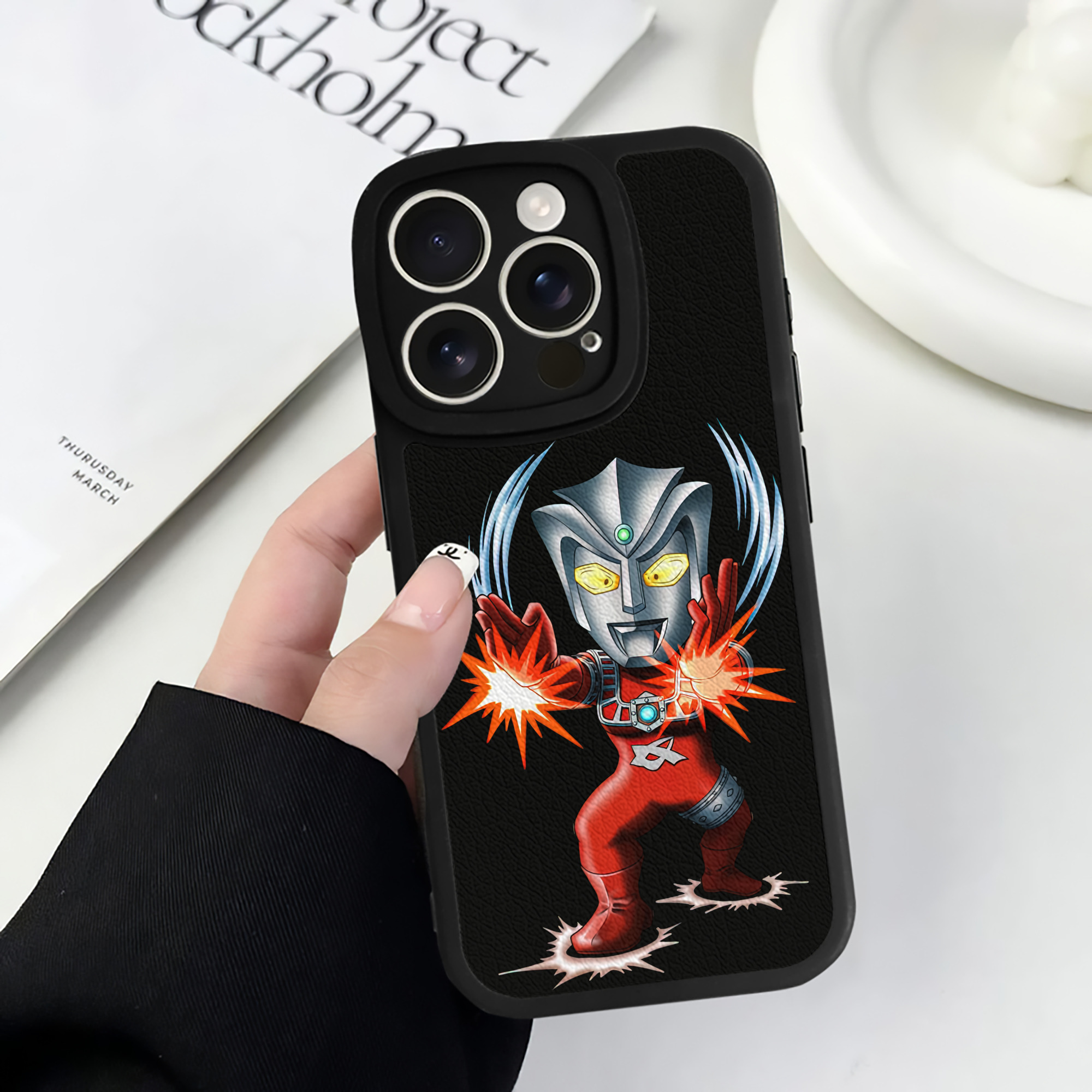 （画像用） ウルトラマン Ultraman 【iPhone 16シリーズ対応】シリコンスマホケース（レザー調） 材質：シリコン